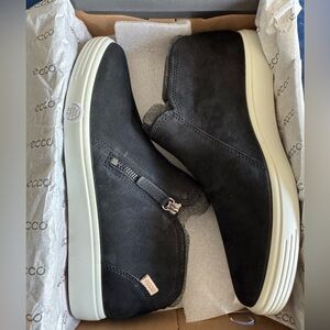 ECCO Soft 7
Women's Nubuck Zip Bootie